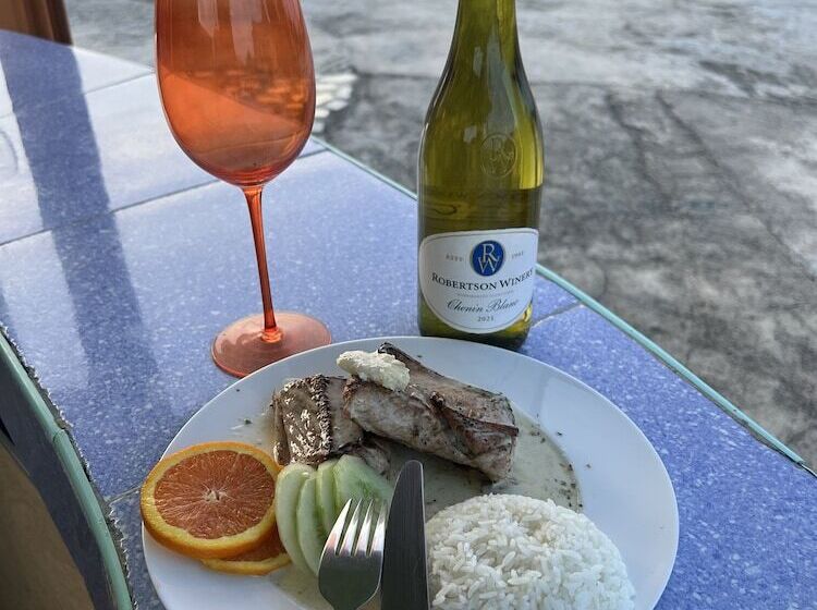 Hotel Rainbow Beach Bar & Resort