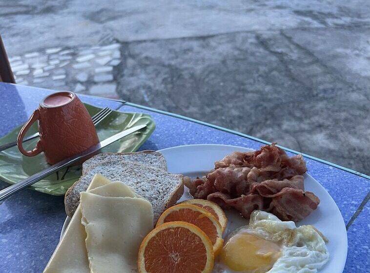 Hotel Rainbow Beach Bar & Resort