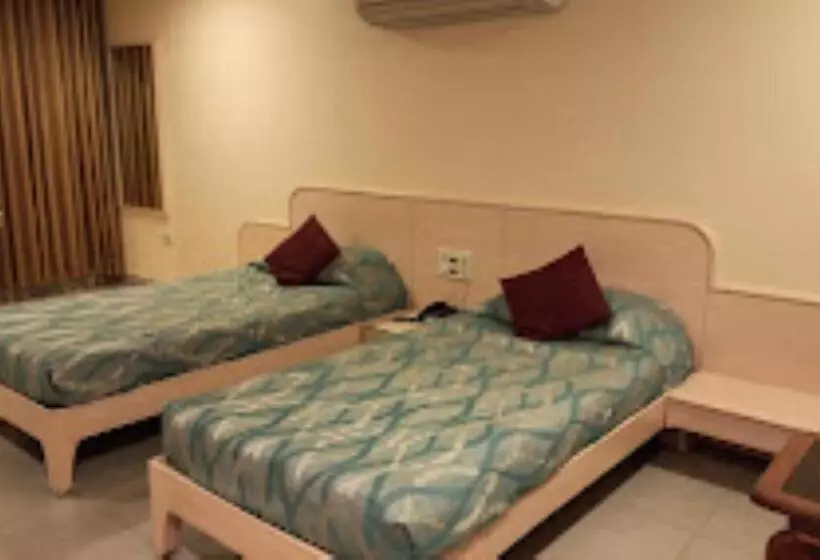 ホテル Sarthak Bhopal