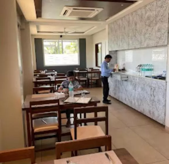 ホテル Upper Deck Restaurant, Bar & Permit Room, Kankavli