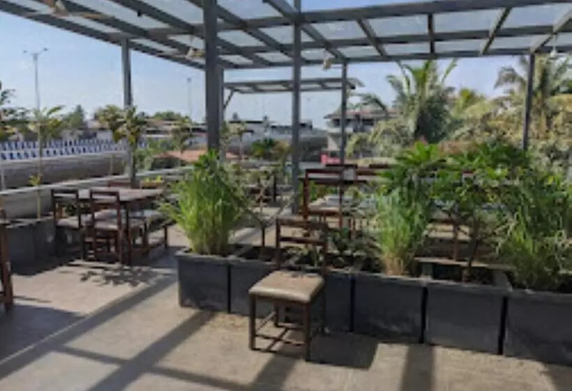 ホテル Upper Deck Restaurant, Bar & Permit Room, Kankavli