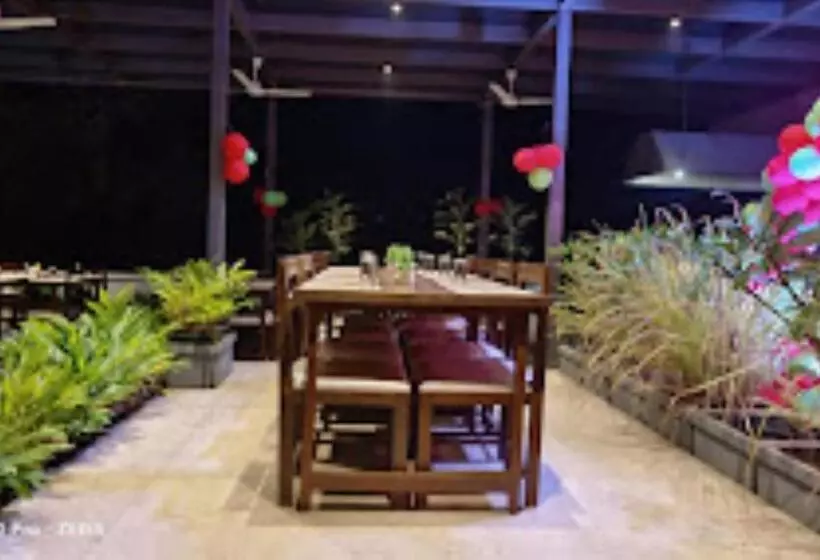 ホテル Upper Deck Restaurant, Bar & Permit Room, Kankavli