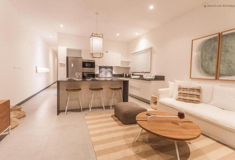 پانسیون Derek