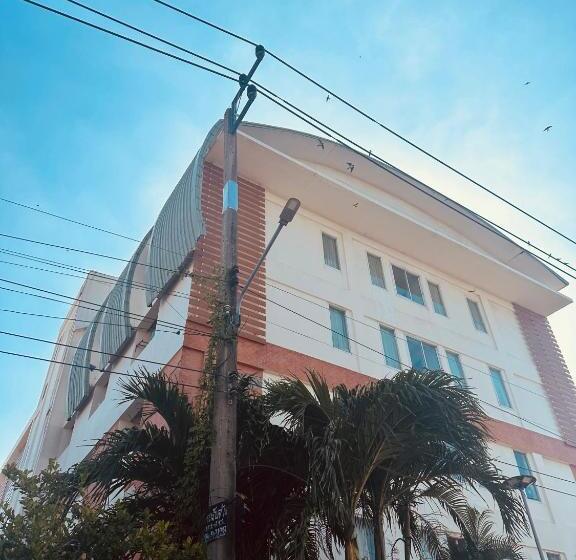 นวนคร ออมสินอพาร์ตเมนต์ ติดห้างบิกซี Navanakorn Aomsin Hotel Near Shopping Mall,snooker And Club