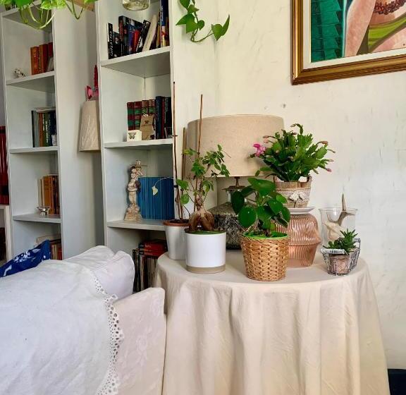 تختخواب و صبحانه Ginko