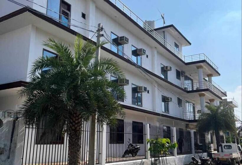 בית מלון כפרי Oyo Raksha Homes