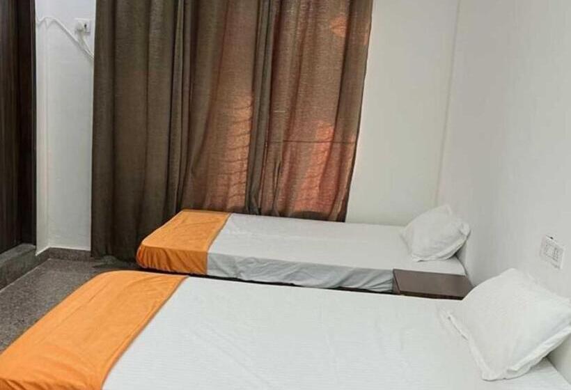 בית מלון כפרי Oyo Raksha Homes