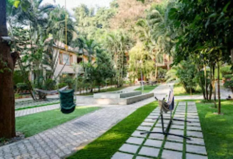 ホテル The Greenwood Resort Guwahati