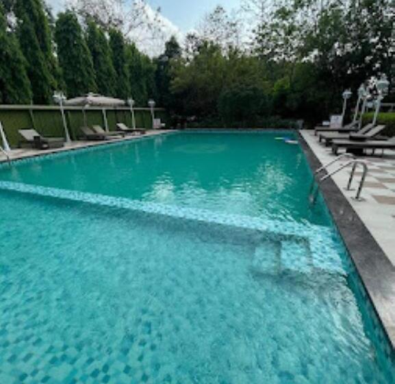 هتل The Greenwood Resort Guwahati