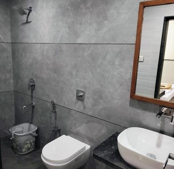 Hôtel Triton   Near Us Embassy