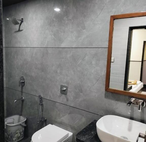 Hôtel Triton   Near Us Embassy