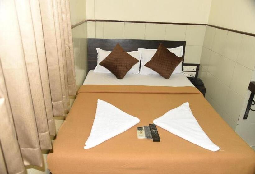 Hôtel Triton   Near Us Embassy