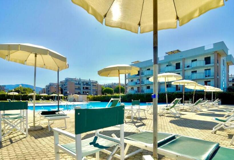 Isa Apartments For 4 People, 2 Bedrooms, In Residence With Swimming Pool In San Vincenzo, Just 600 M