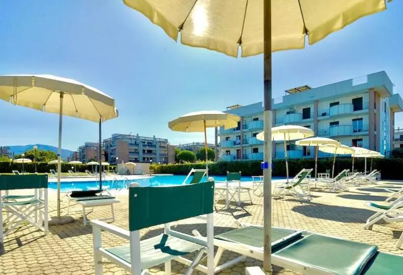 Isa Apartments For 4 People, 2 Bedrooms, In Residence With Swimming Pool In San Vincenzo, Just 600 M