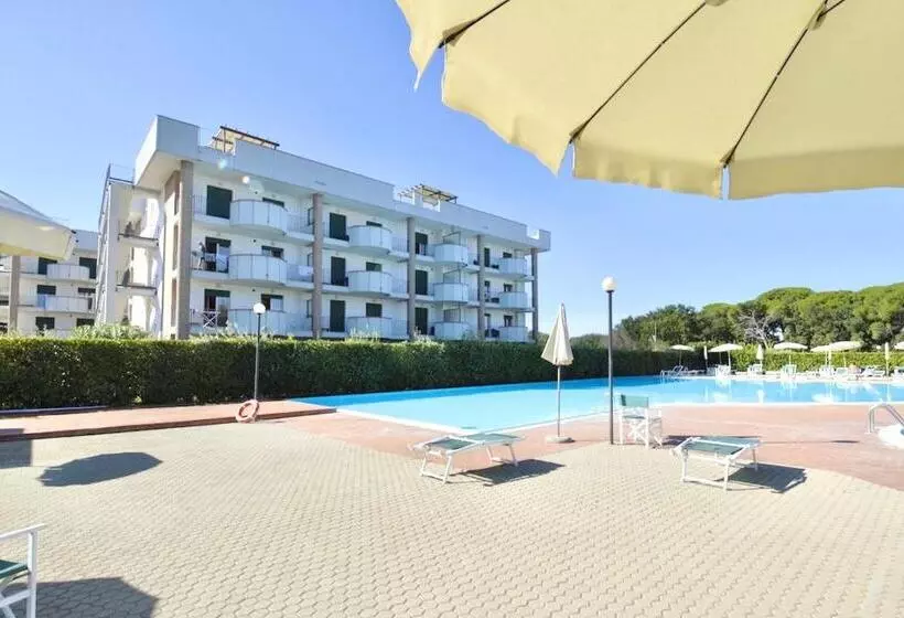 Isa Apartments For 4 People, 2 Bedrooms, In Residence With Swimming Pool In San Vincenzo, Just 600 M