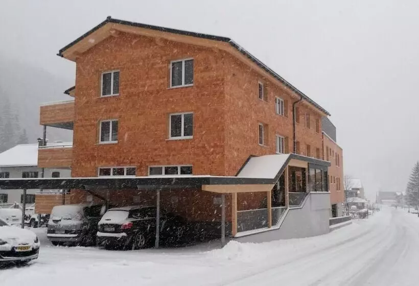 ホテル Alpine Lodge Klösterle Am Arlberg