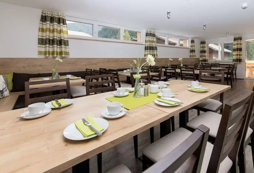 ホテル Alpine Lodge Klösterle Am Arlberg