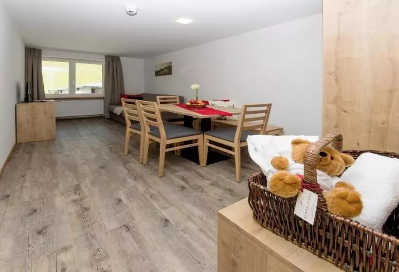 ホテル Alpine Lodge Klösterle Am Arlberg