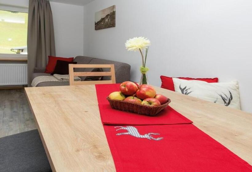 Hotelli Alpine Lodge Klösterle Am Arlberg