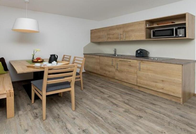 Hotelli Alpine Lodge Klösterle Am Arlberg