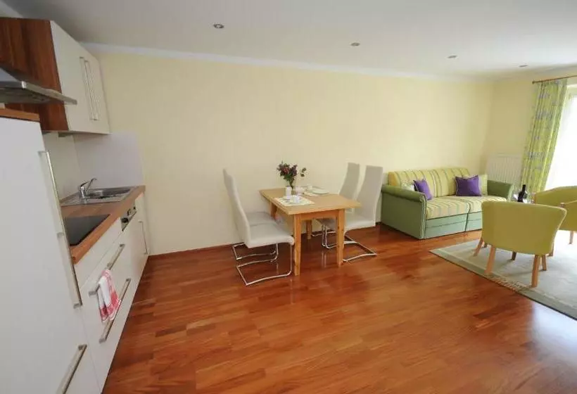 ホテル Appartement Bergblick