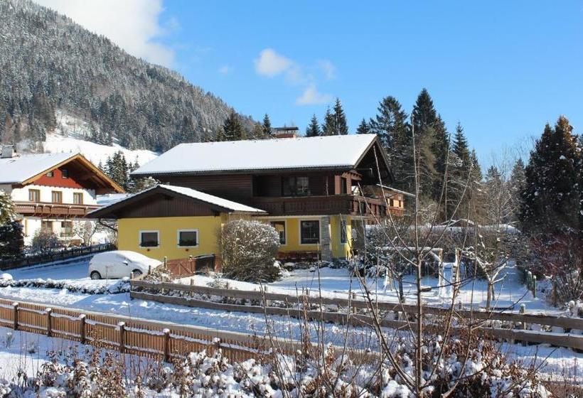 هتل Appartement Mama