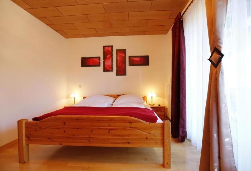 هتل Appartement Mama