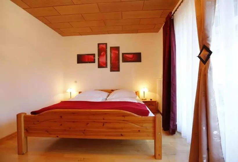 هتل Appartement Mama