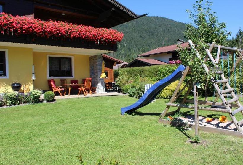 هتل Appartement Mama