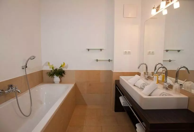 هتل Appartements De Luxe Schluga