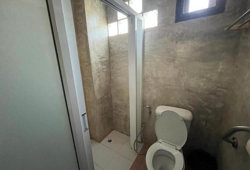 Hotelli โรงแรมจันทร์แดง