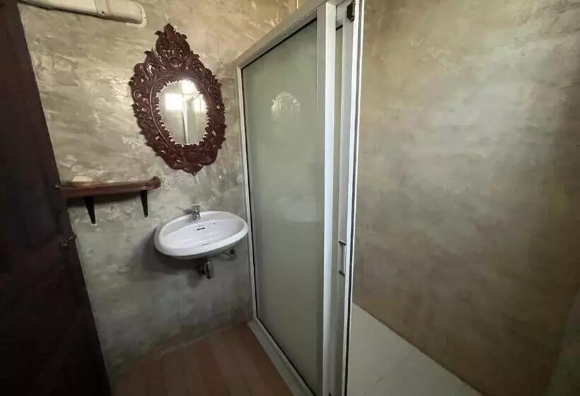 Hotelli โรงแรมจันทร์แดง