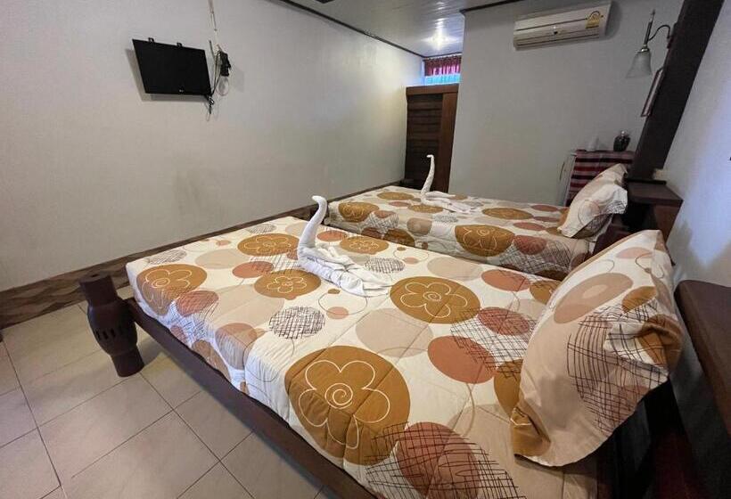 Hotelli โรงแรมจันทร์แดง