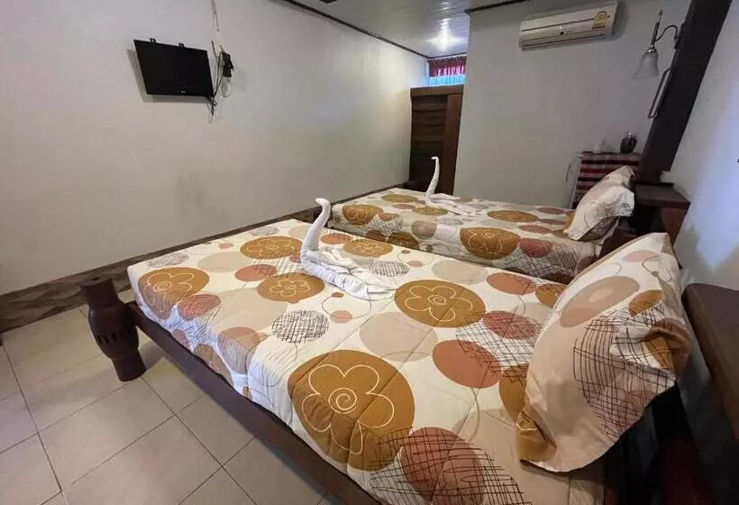 Hotelli โรงแรมจันทร์แดง