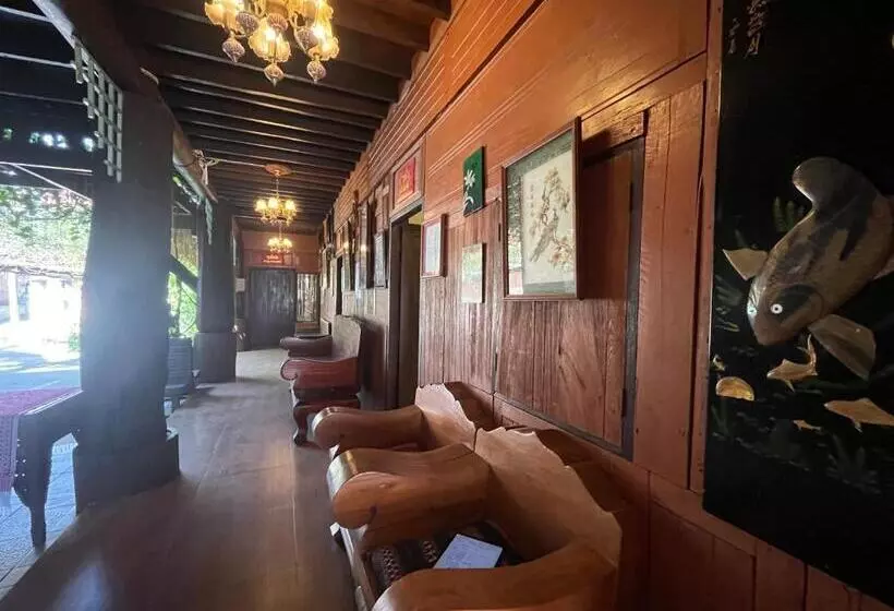 Hotelli โรงแรมจันทร์แดง