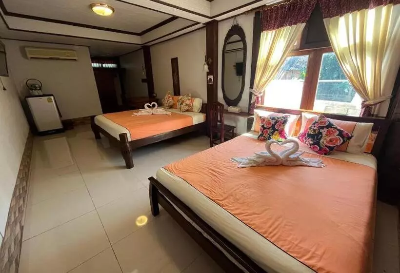 Hotelli โรงแรมจันทร์แดง