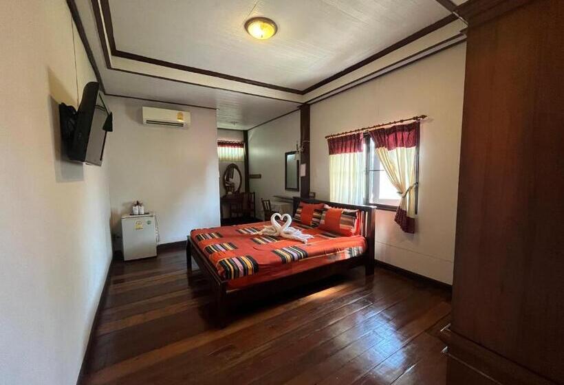 Hotelli โรงแรมจันทร์แดง