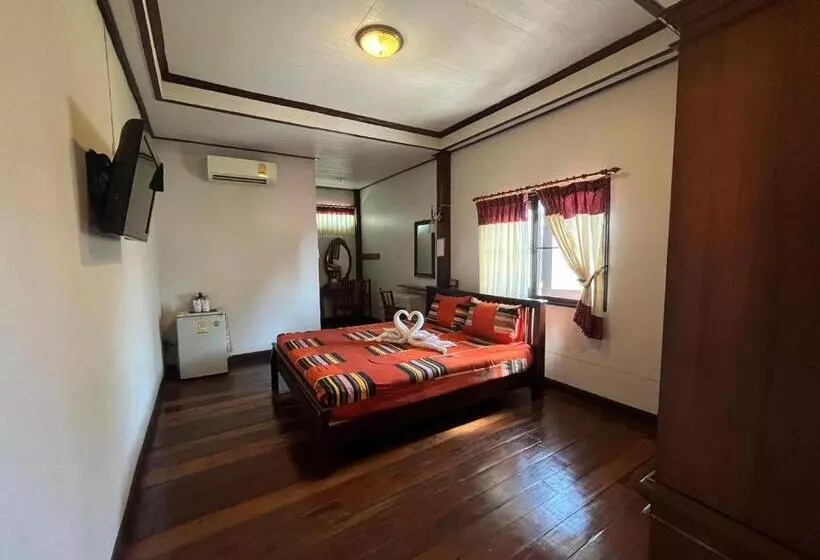 Hotelli โรงแรมจันทร์แดง