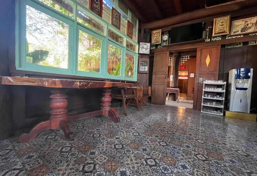 Hotelli โรงแรมจันทร์แดง