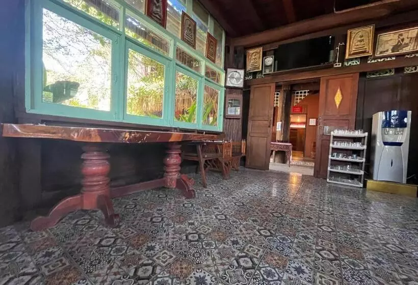 Hotelli โรงแรมจันทร์แดง