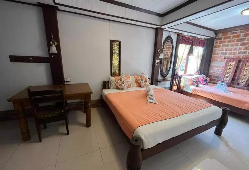 Hotelli โรงแรมจันทร์แดง