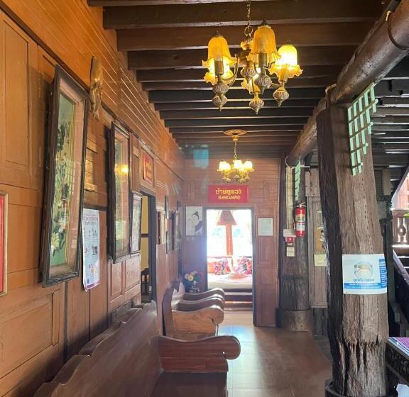 Hotelli โรงแรมจันทร์แดง