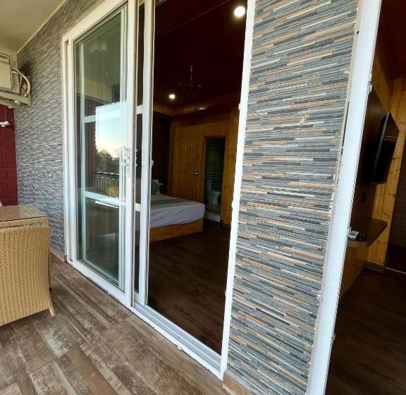 Отель The Poplars Estate, Kasauli