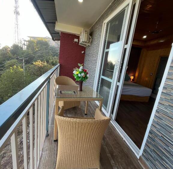 Отель The Poplars Estate, Kasauli