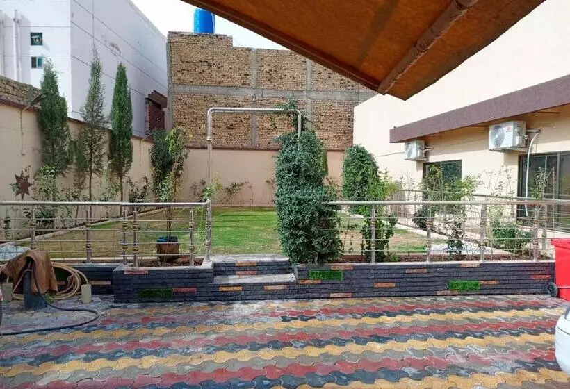 پانسیون Metro Guest House