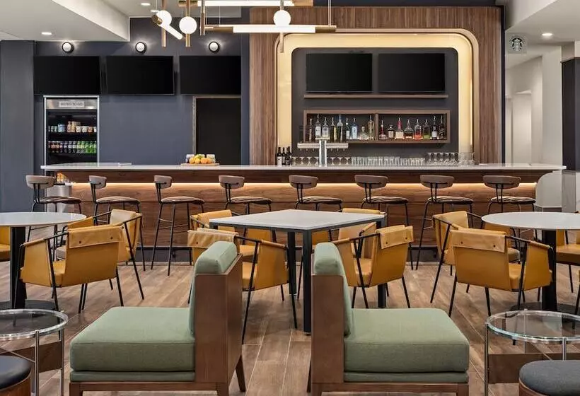 Hotelli Courtyard by Marriott Bettendorf