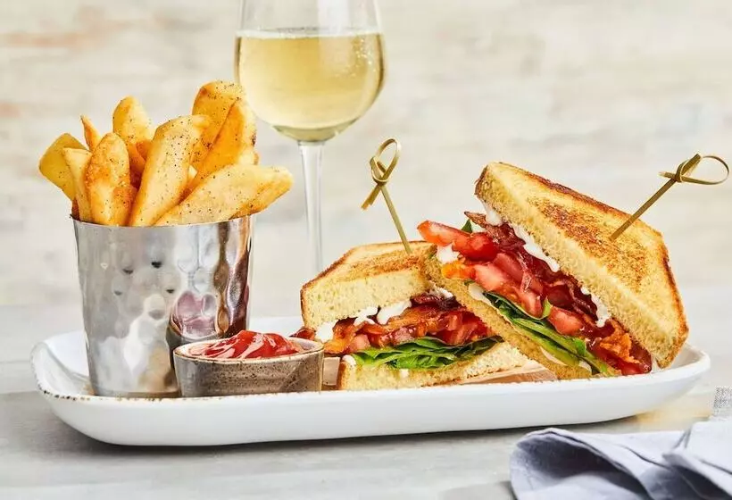 Hotelli Courtyard by Marriott Bettendorf