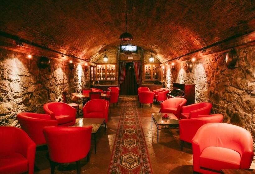 酒店 With Swimming Pool Surrounded By Greenery In San Donato Fronzano, Rooms With Air Conditioning And Br