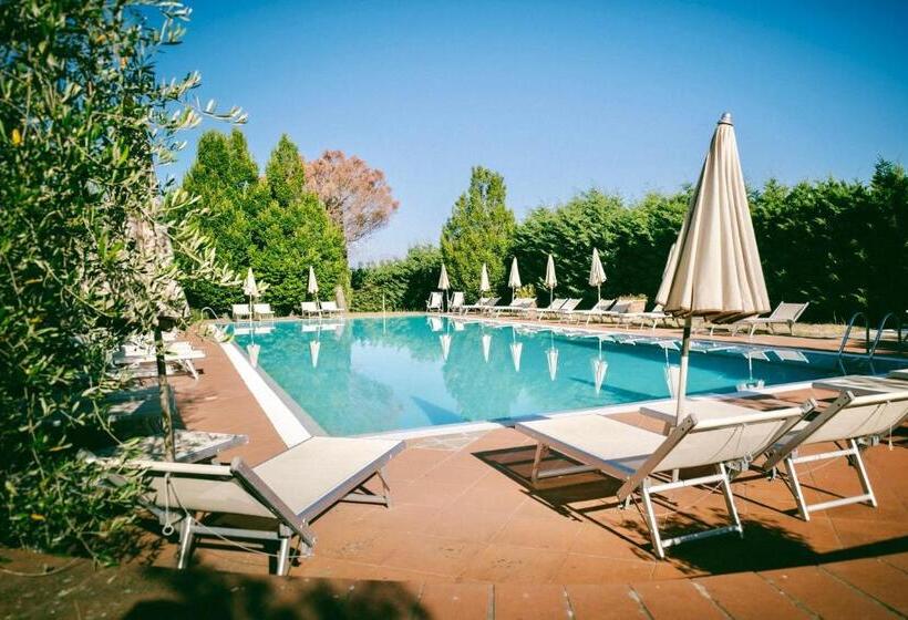 酒店 With Swimming Pool Surrounded By Greenery In San Donato Fronzano, Rooms With Air Conditioning And Br