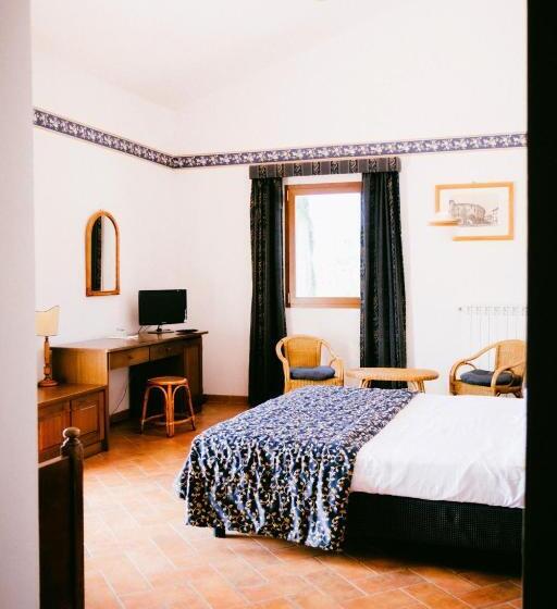 酒店 With Swimming Pool Surrounded By Greenery In San Donato Fronzano, Rooms With Air Conditioning And Br